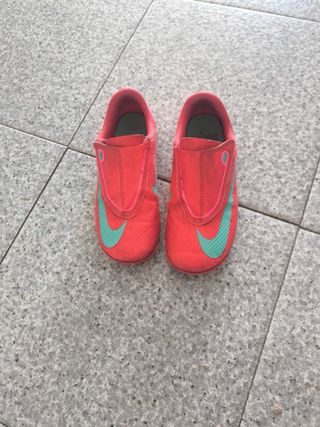 Botas de fútbol niño Talla 30  10€