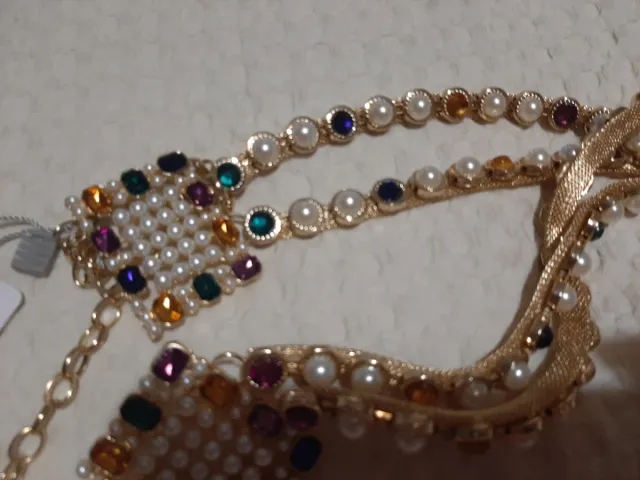 Cinturón dorado perlas y piedras de colores