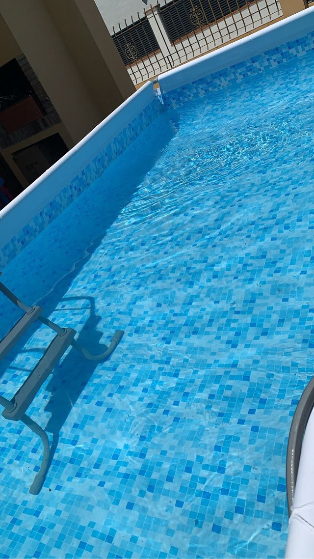 Piscina desmontable azul y blanca