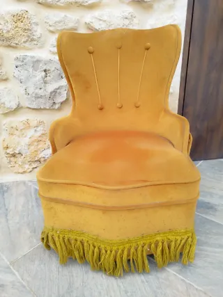 Sillón antiguo tapizado dorado