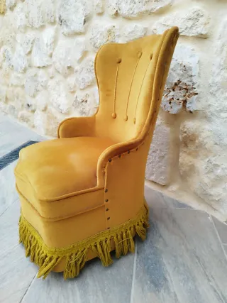 Sillón antiguo tapizado dorado