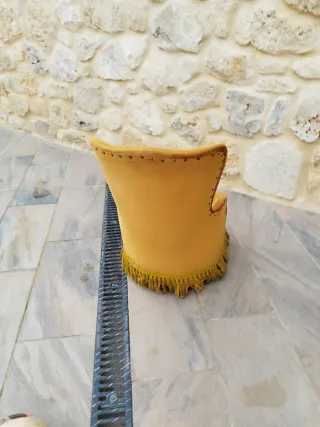 Sillón antiguo tapizado dorado