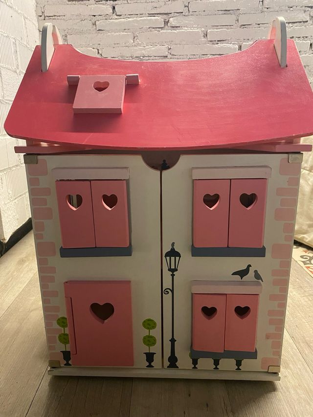 Casa de muñecas de madera rosa