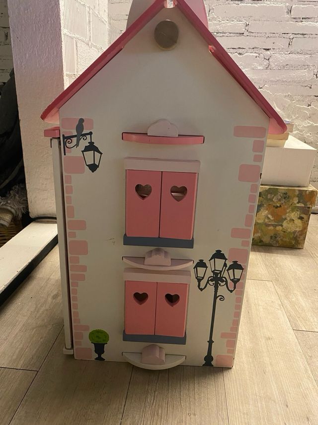 Casa de muñecas de madera rosa