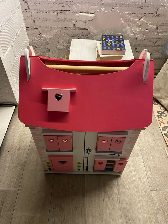 Casa de muñecas de madera rosa