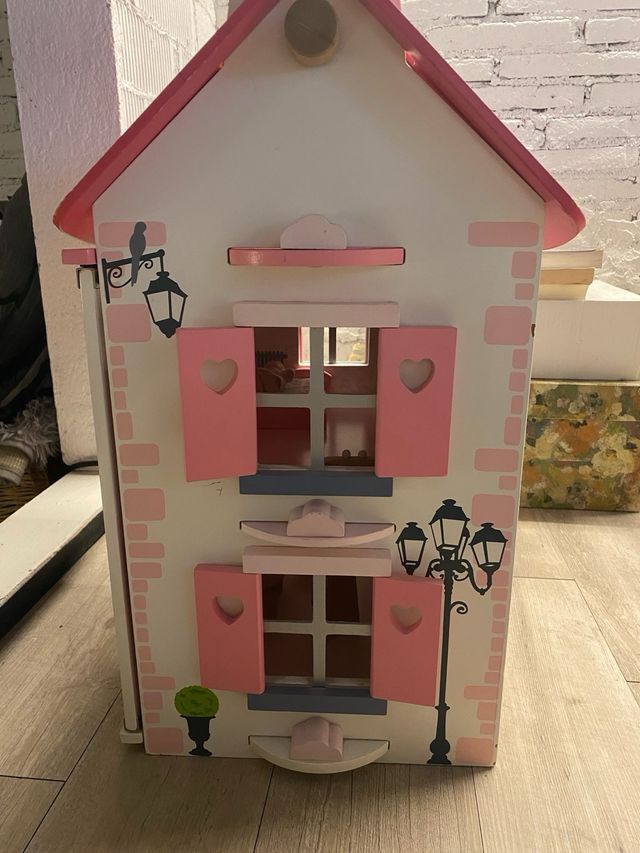 Casa de muñecas de madera rosa