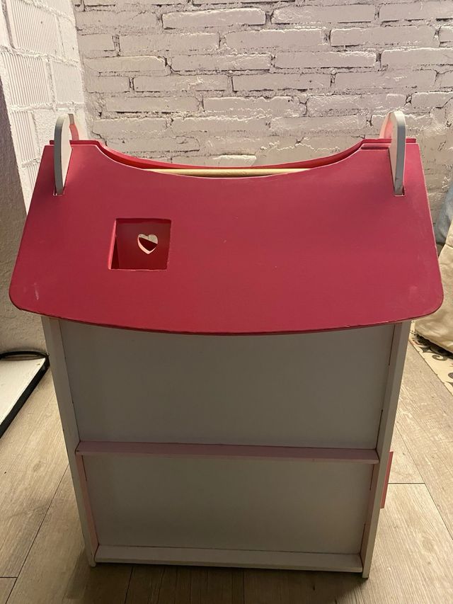 Casa de muñecas de madera rosa