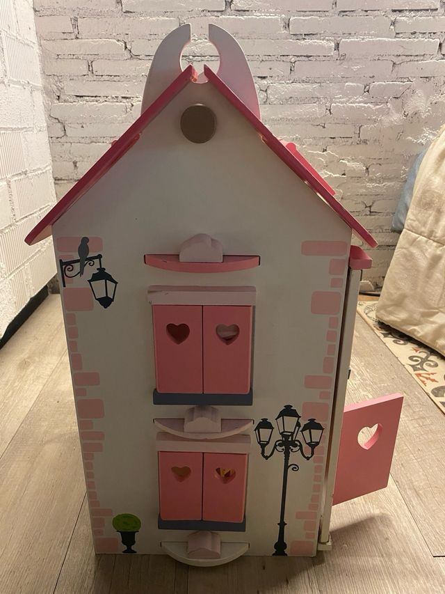 Casa de muñecas de madera rosa