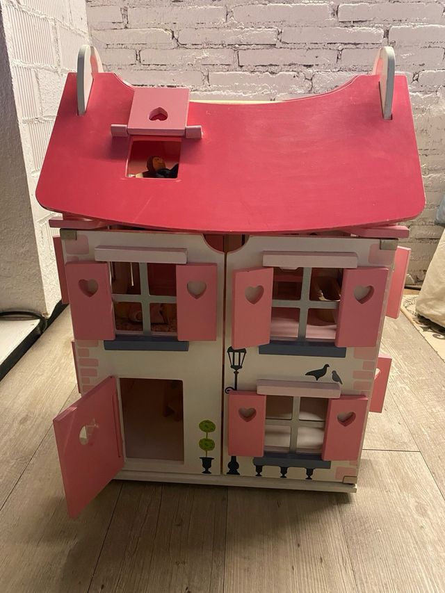 Casa de muñecas de madera rosa
