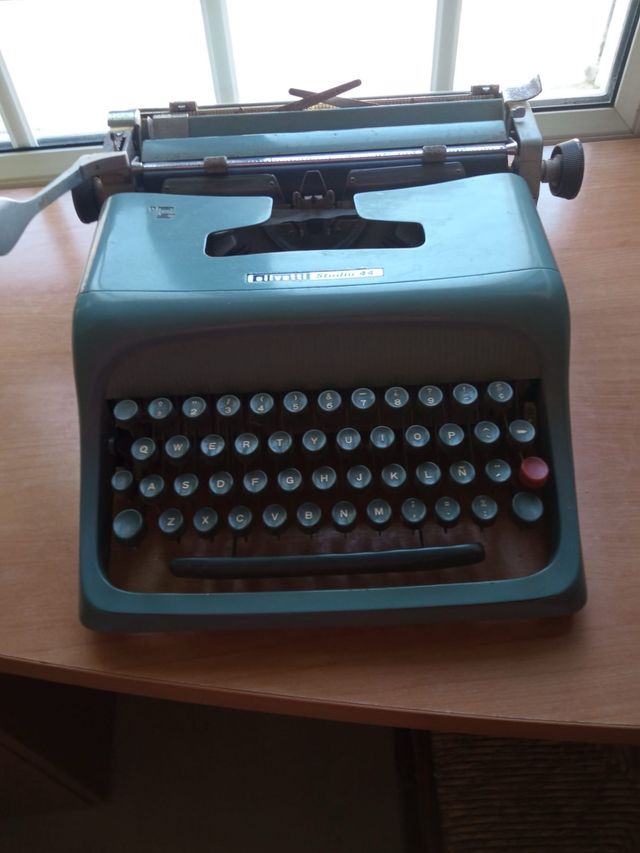 Máquina de escribir Olivetti Studio 44