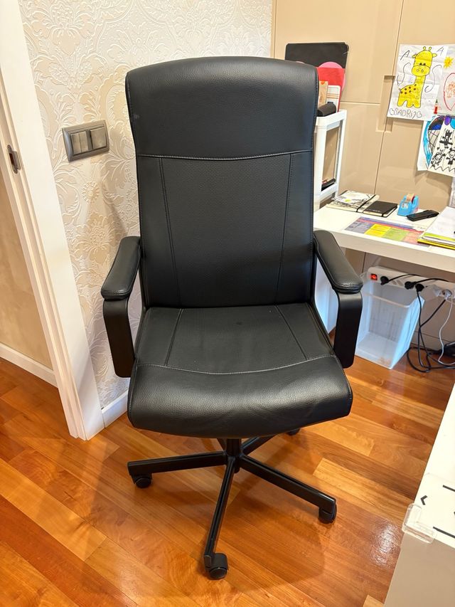 Silla de oficina giratoria negra