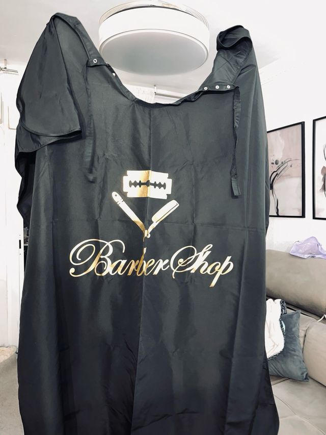 Capa Barbería Negra con Detalles Dorados