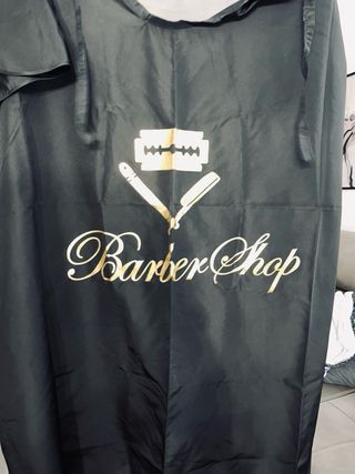 Capa Barbería Negra con Detalles Dorados