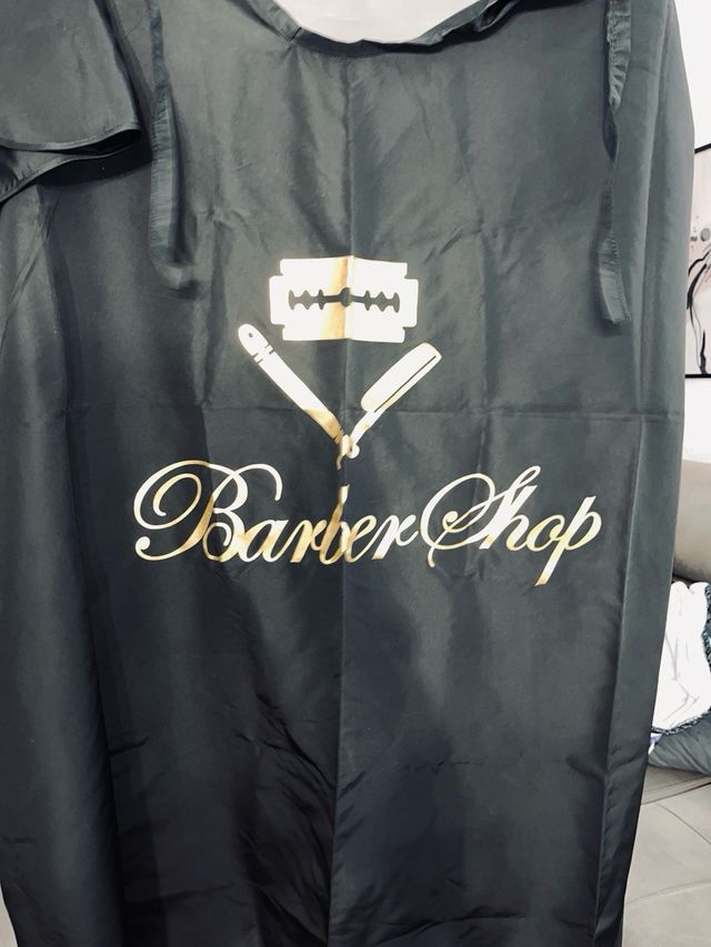 Capa Barbería Negra con Detalles Dorados
