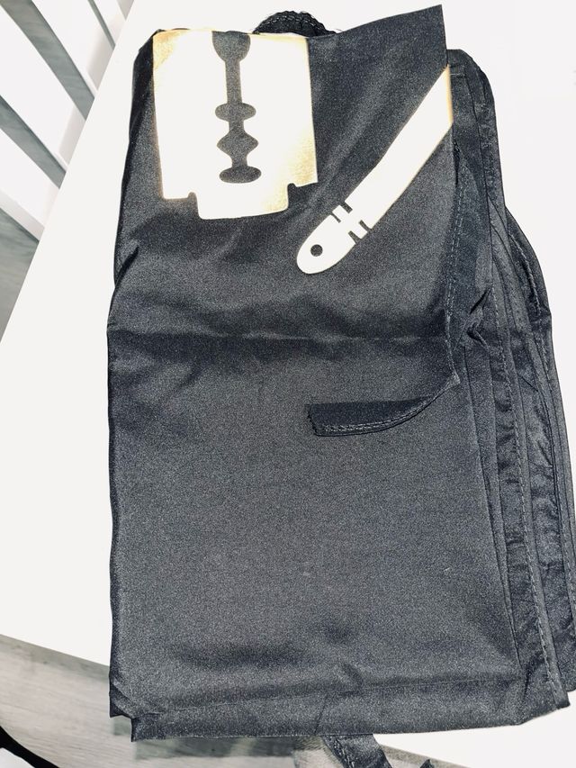 Capa Barbería Negra con Detalles Dorados