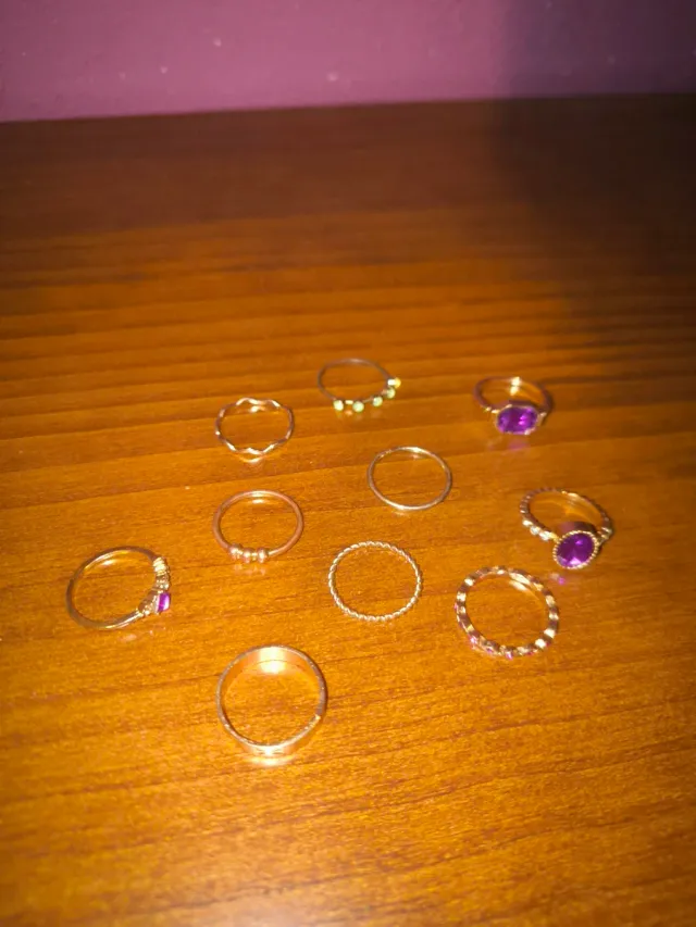 Pack de anillos dorados con detalles morados
