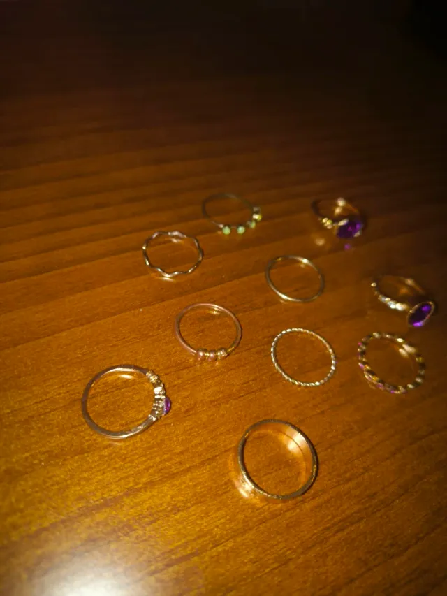 Pack de anillos dorados con detalles morados