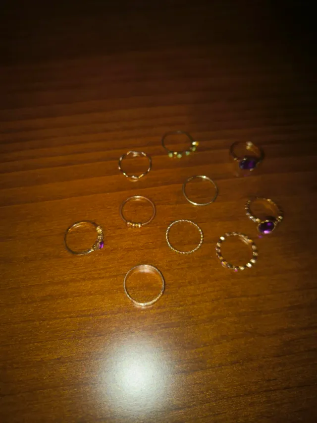 Pack de anillos dorados con detalles morados