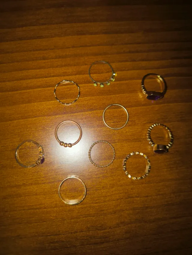 Pack de anillos dorados con detalles morados