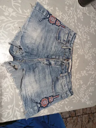 Shorts vaqueros desgastados con bordado
