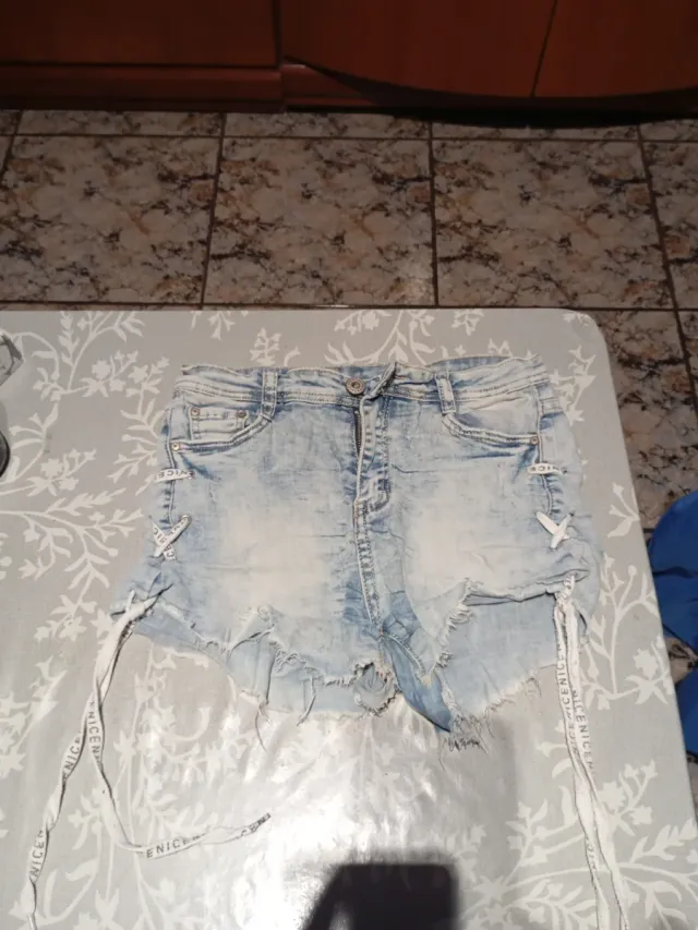 Shorts vaqueros desgastados con bordado