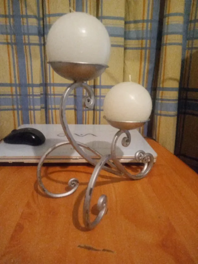 Portavelas de metal plateado con velas