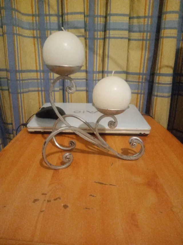 Portavelas de metal plateado con velas