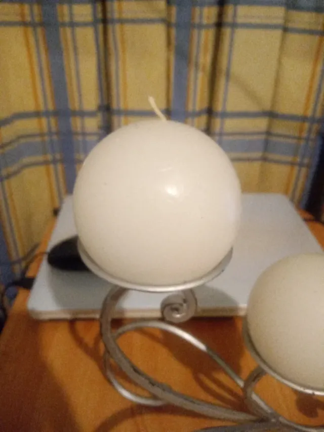 Portavelas de metal plateado con velas