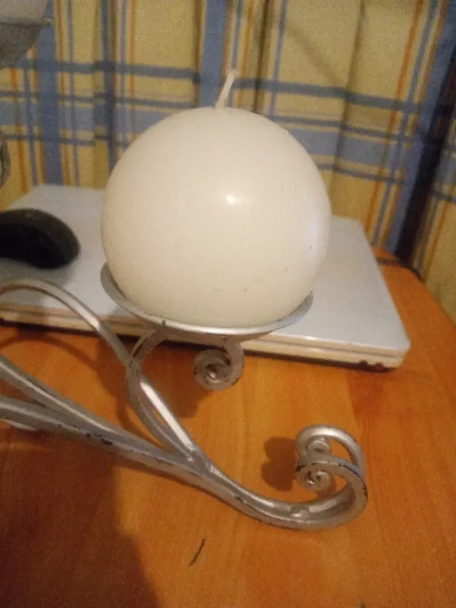 Portavelas de metal plateado con velas