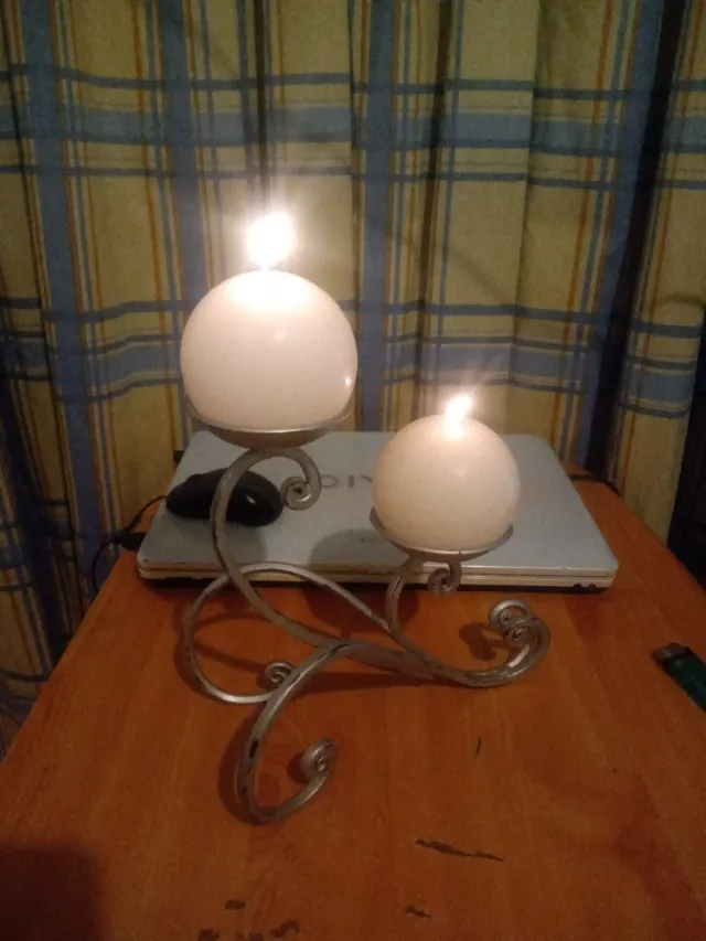 Portavelas de metal plateado con velas