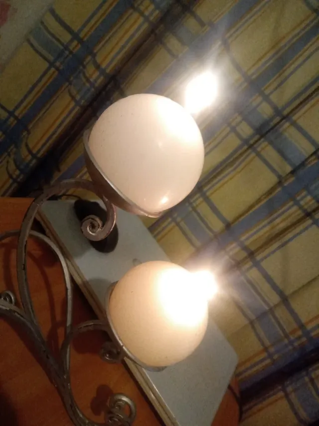 Portavelas de metal plateado con velas