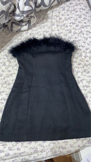 Vestido negro con plumas Talla S