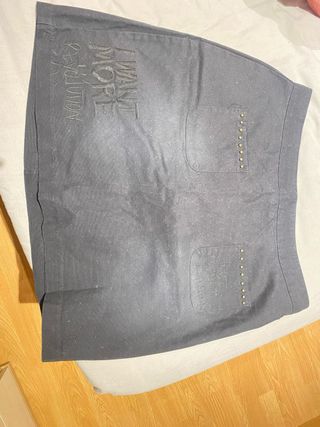 Falda negra desigual con texto