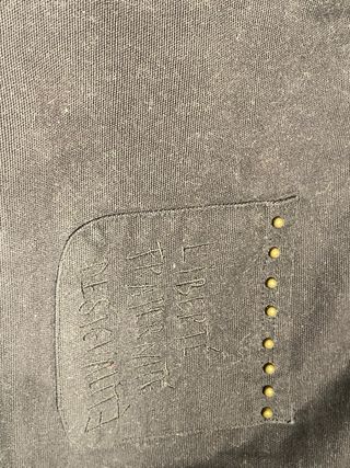 Falda negra desigual con texto