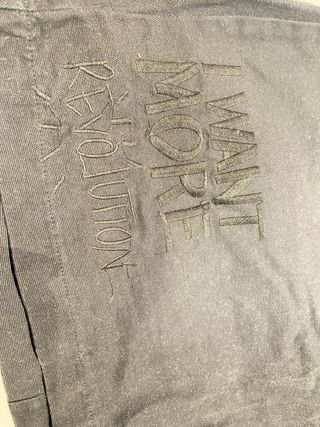 Falda negra desigual con texto