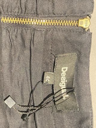 Falda negra desigual con texto