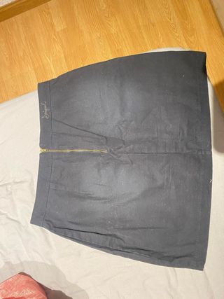 Falda negra desigual con texto