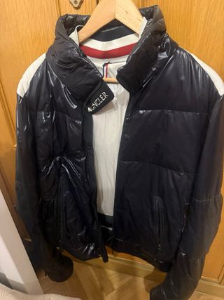 Chaqueta Moncler Negra y Roja