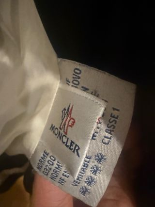 Chaqueta Moncler Negra y Roja