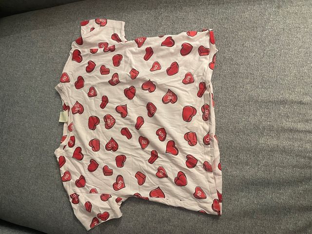 Camiseta de corazones roja y blanca