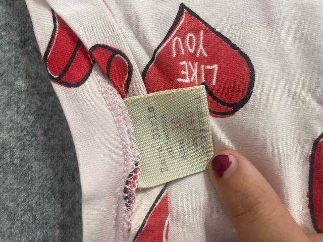 Camiseta de corazones roja y blanca