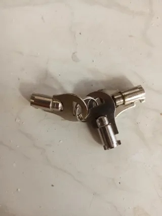 Cerradura de seguridad cromada