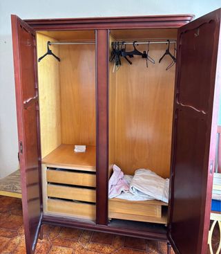 Armario antiguo de madera color café