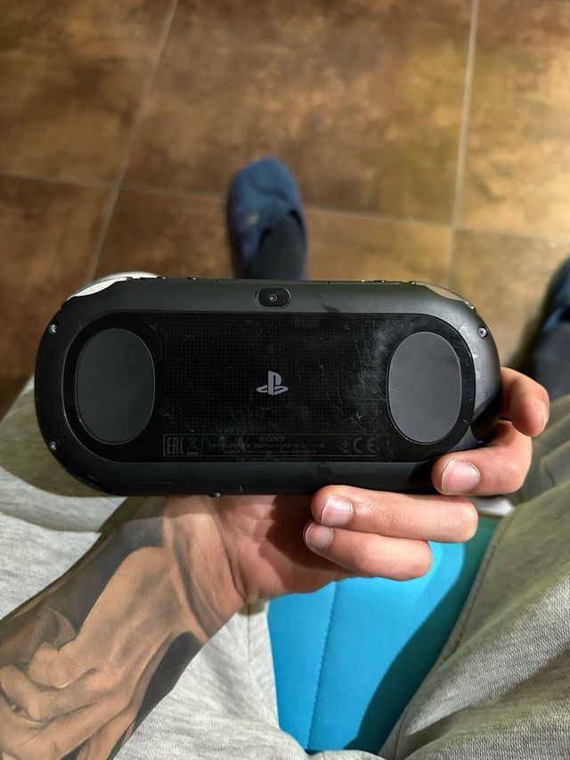 PS Vita Negra + Juegos + Caja
