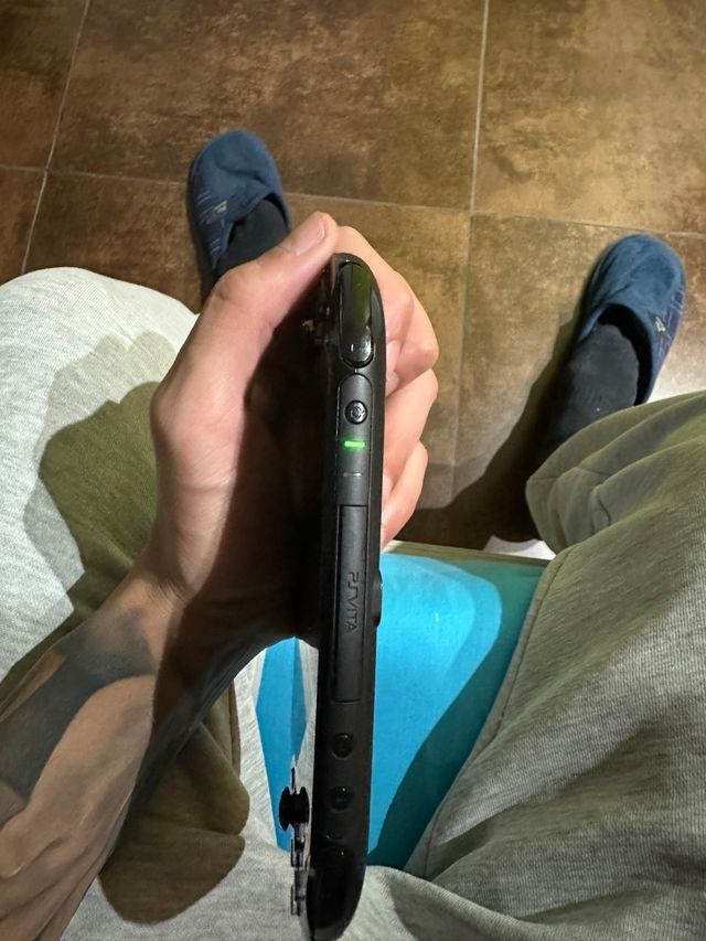 PS Vita Negra + Juegos + Caja