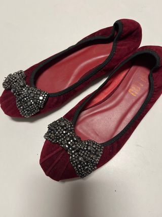 Manoletinas rojas con pedrería plateada