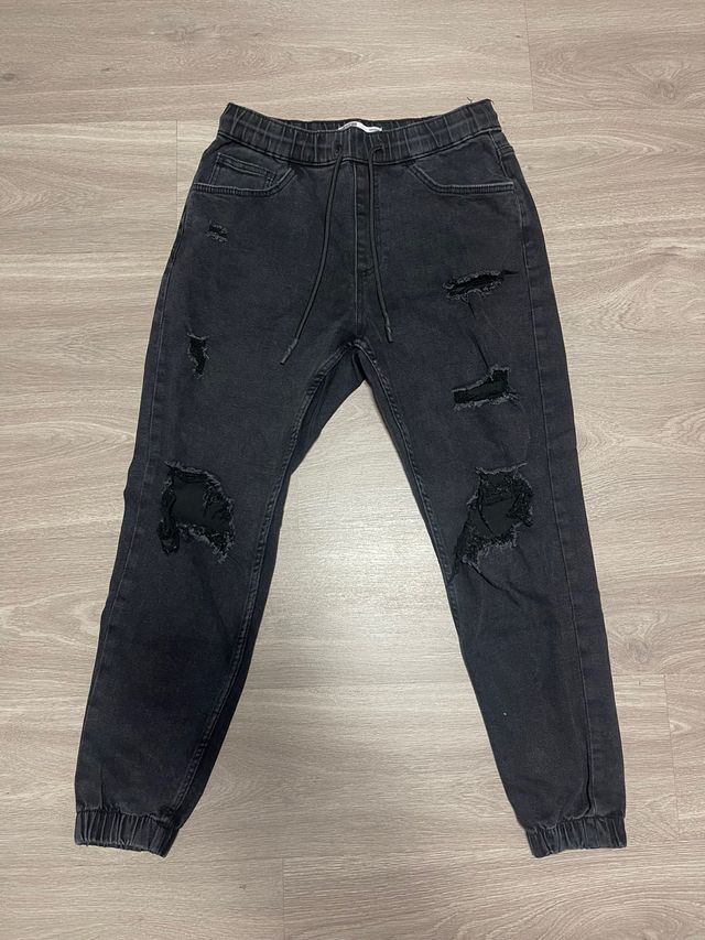 Pantalón jogger negro roto