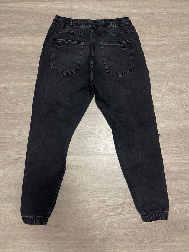 Pantalón jogger negro roto