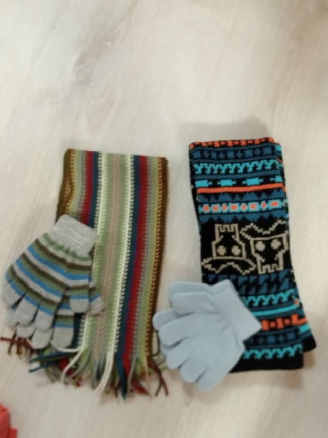 Conjunto infantil: 2 bufandas y 2 guantes