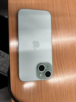 Teléfono móvil iPhone 15 en un bonito color verde